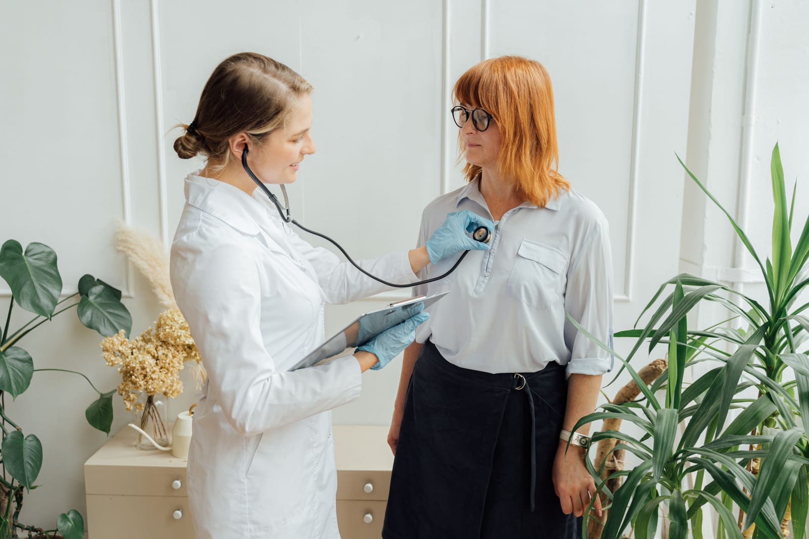 Ein Arzt bespricht mit einer Patientin die Ergebnisse einer ärztlichen Konsultation.