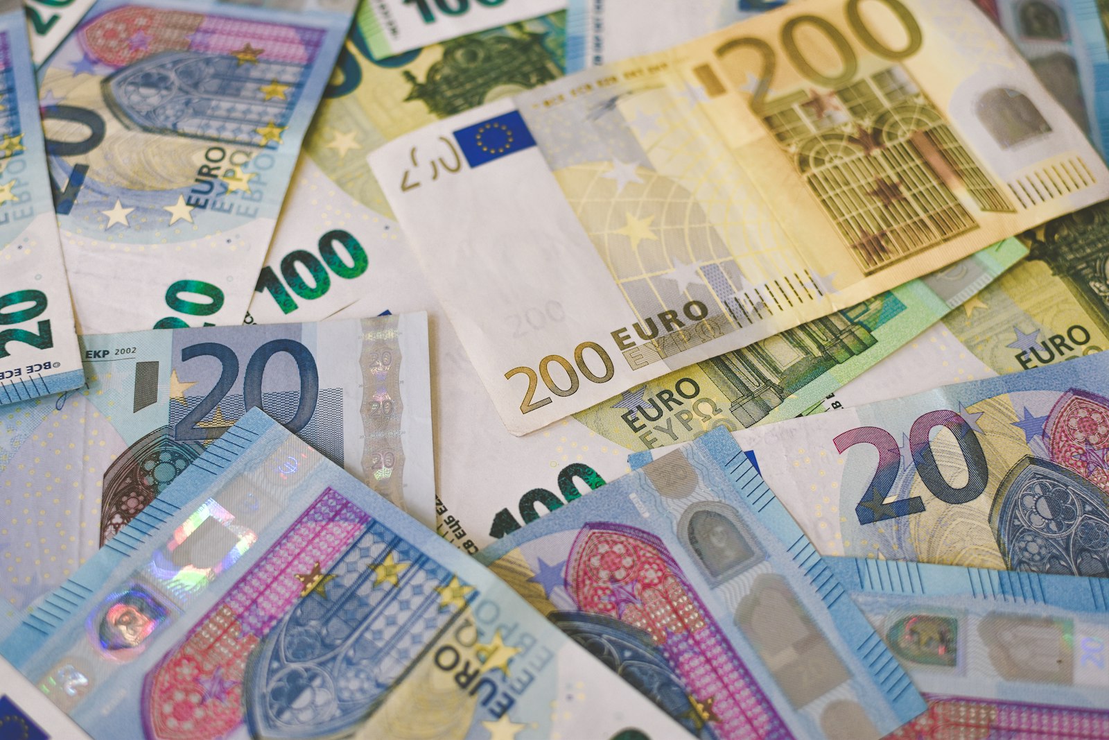 Ausgebreitete Euro-Banknoten zu 20, 100 und 200 Euro