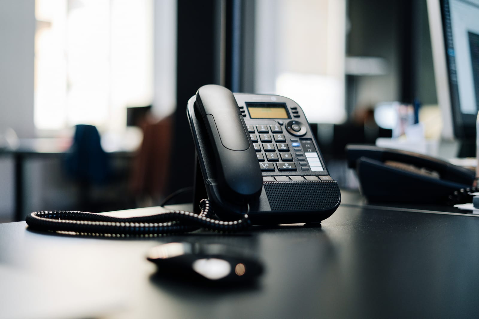 Tischtelefon auf einem Schreibtisch – über die Terminservicestelle unter 116117 wird ein Termin für die psychotherapeutische Sprechstunde vermittelt