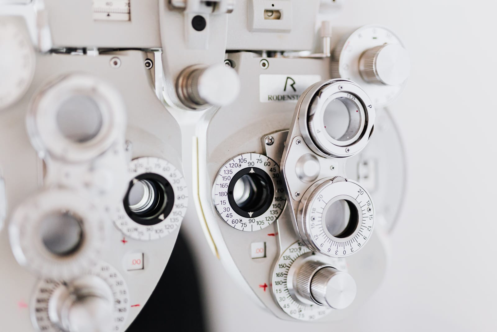 Nahaufnahme eines Phoropters beim Sehtest: An den Linsenrädern wird der Dioptrienwert bestimmt, von dem der Anspruch auf Brillengläser zulasten der Kasse abhängt.
