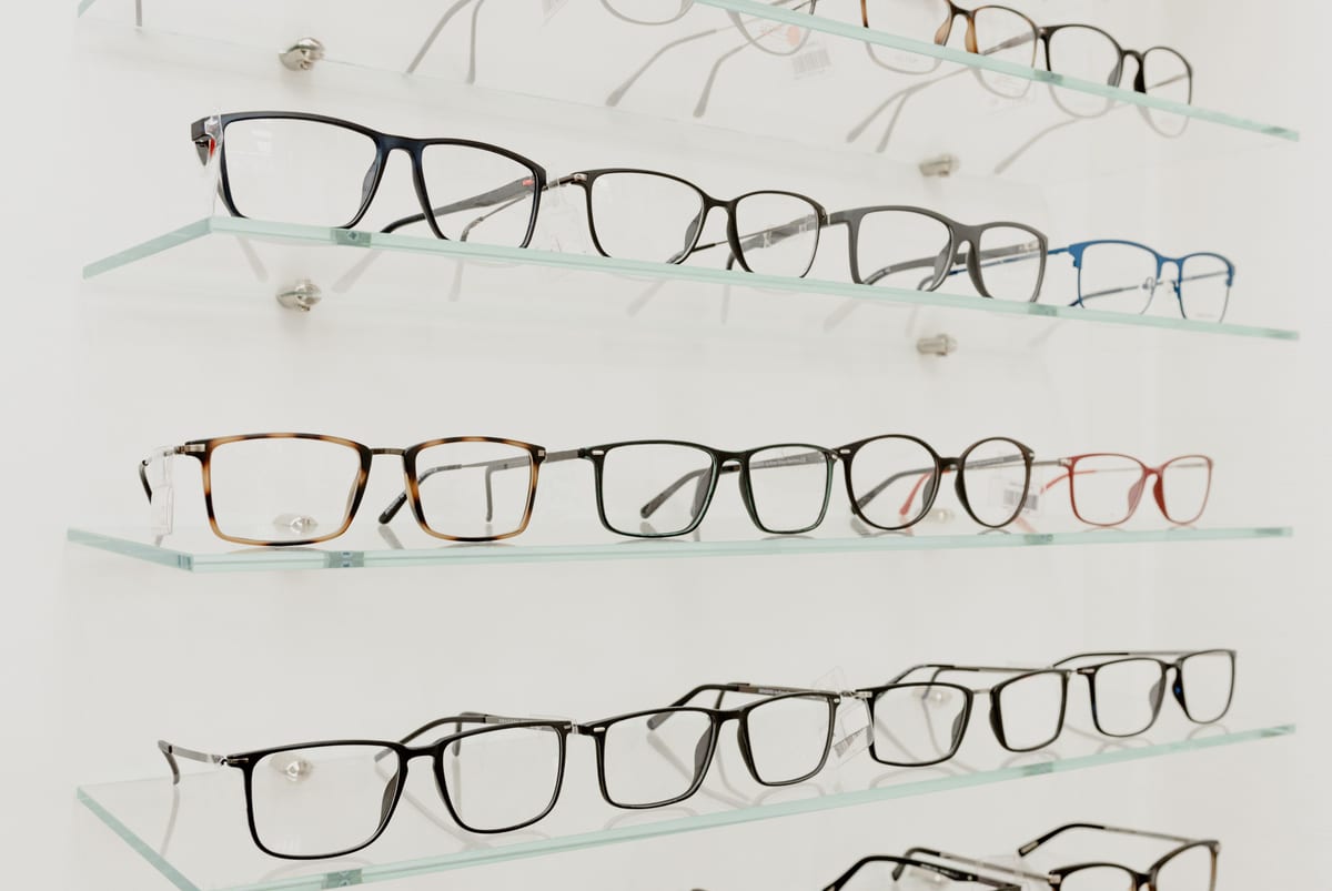 Brillenfassungen in der Auslage eines Optikergeschäfts