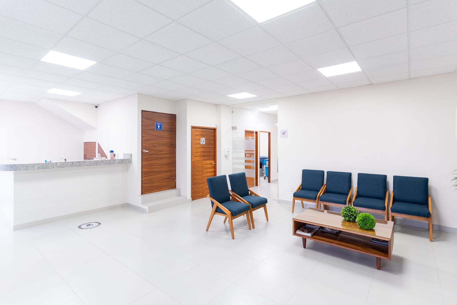 Leeres Wartezimmer einer Praxis mit Sitzgruppe – auf einen Psychotherapieplatz warten Versicherte im Schnitt vier bis sechs Monate
