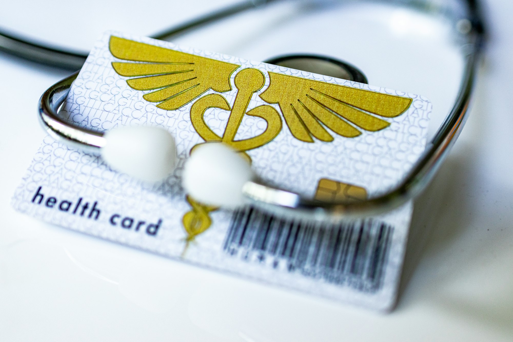 Gesundheitskarte mit einem aufliegenden Stethoskop