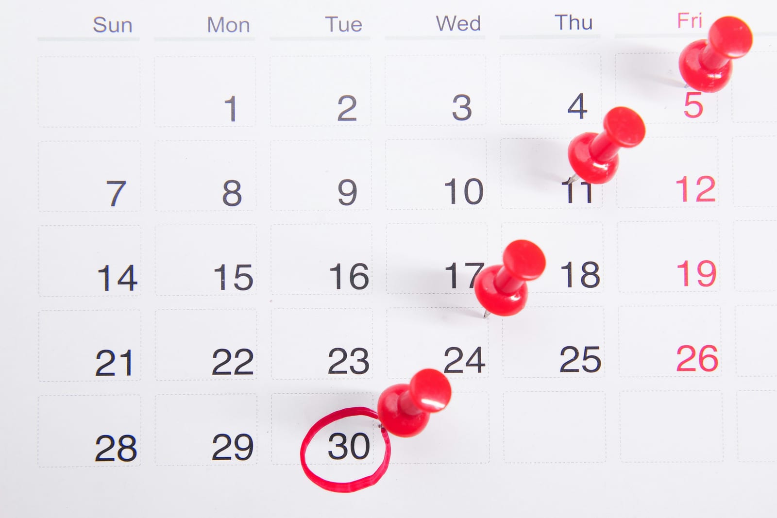 Wandkalender, auf dem einzelne Tage mit roten Stecknadeln markiert sind – das von der Kasse bewilligte Sitzungskontingent verteilt sich über Wochen und Monate